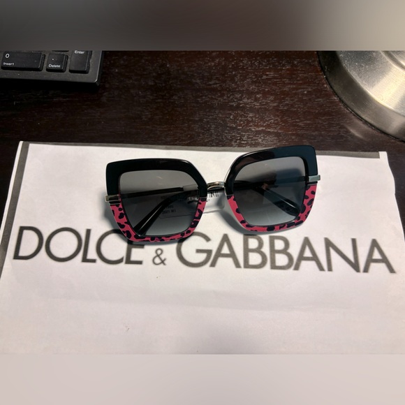 New Dolce and Gabbana DG4373 3319/8G. Black/Red Leopard Half Print Sunglasses - Picture 3 of 16